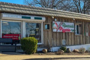 Linda's Riverside Pizza Review In Sam Remo Kings Park NY